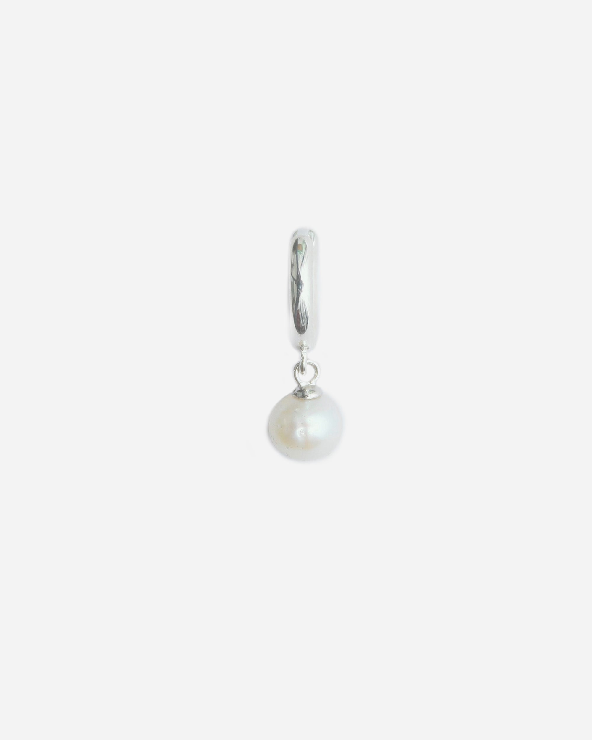 PRAWN Round Pearl Huggie Earring Sterling silver/white pearl PR-E003