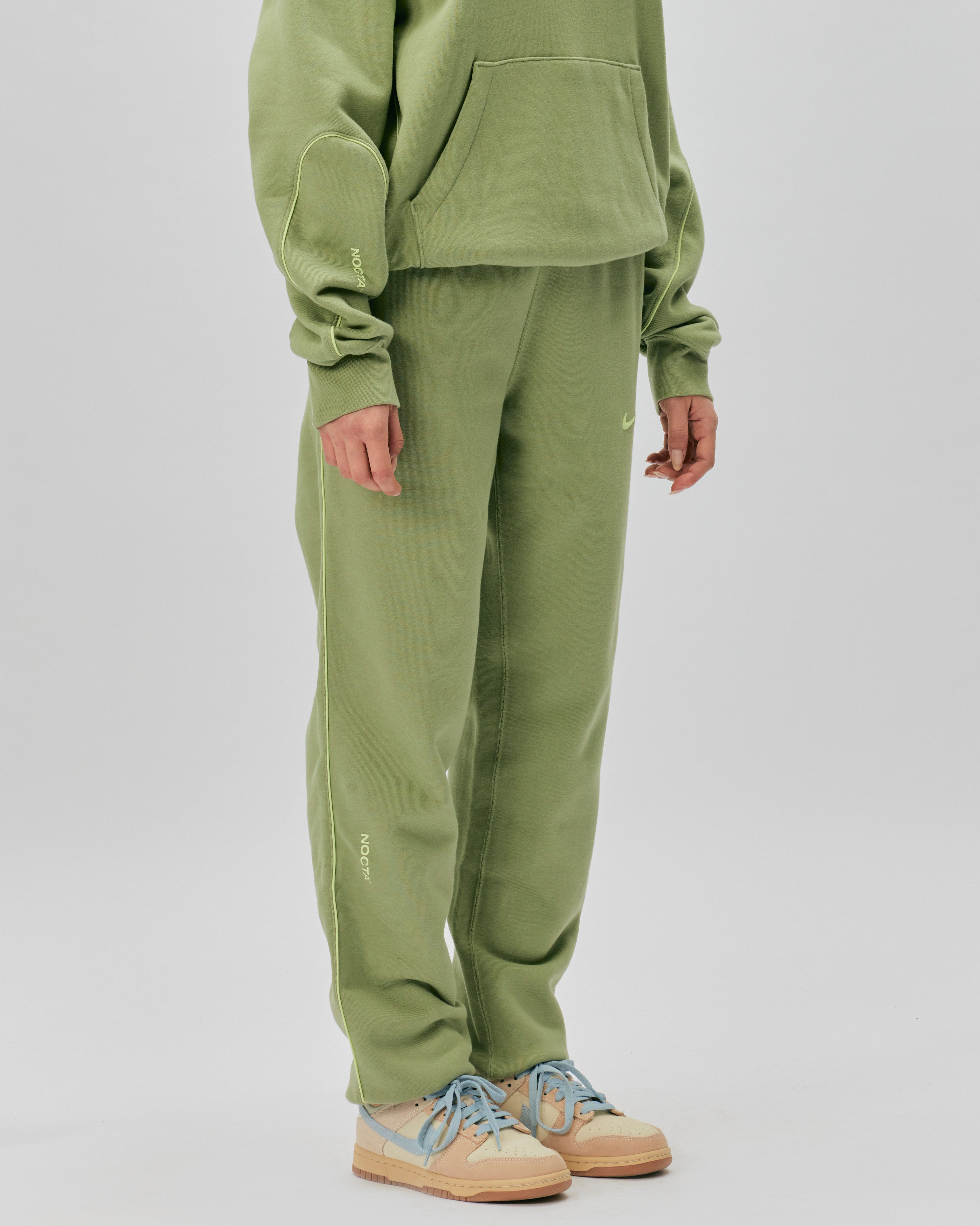 NIKE QS/TZ Nike x NOCTA Fleece Pants OIL GREEN/LT LIQUID LIME FN7661-386